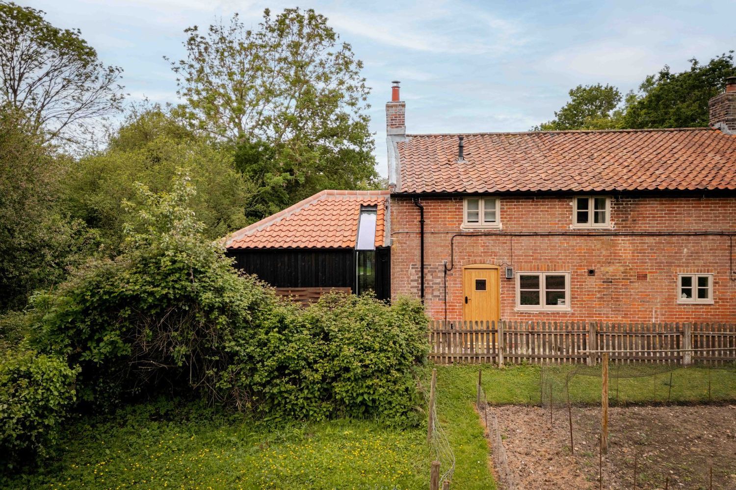 Cambrils, a restored brick cottage among trees